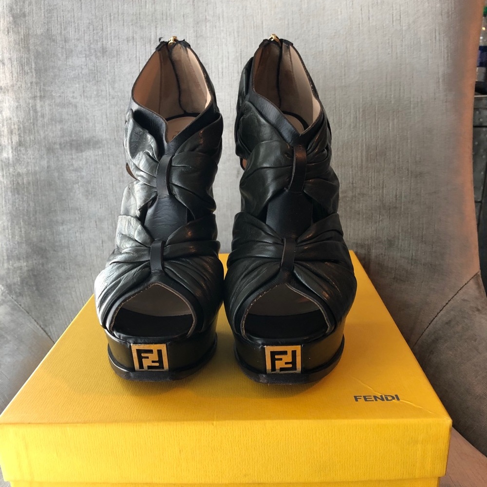 Fendi Leather Bow Toe Sandals